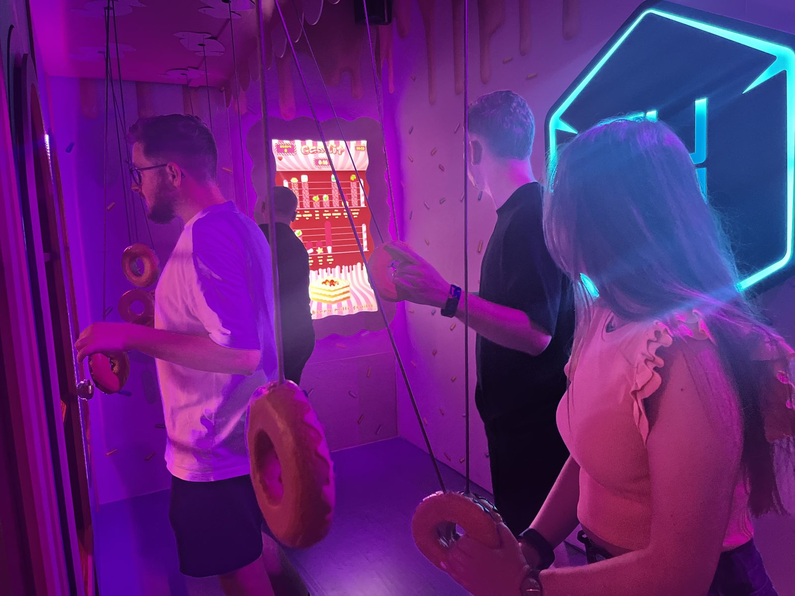 Une équipe relève un défi du Cube Challenge chez Team Square