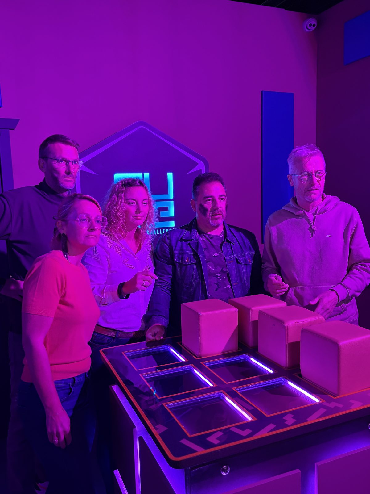 Une équipe relève un défi du Cube Challenge chez Team Square